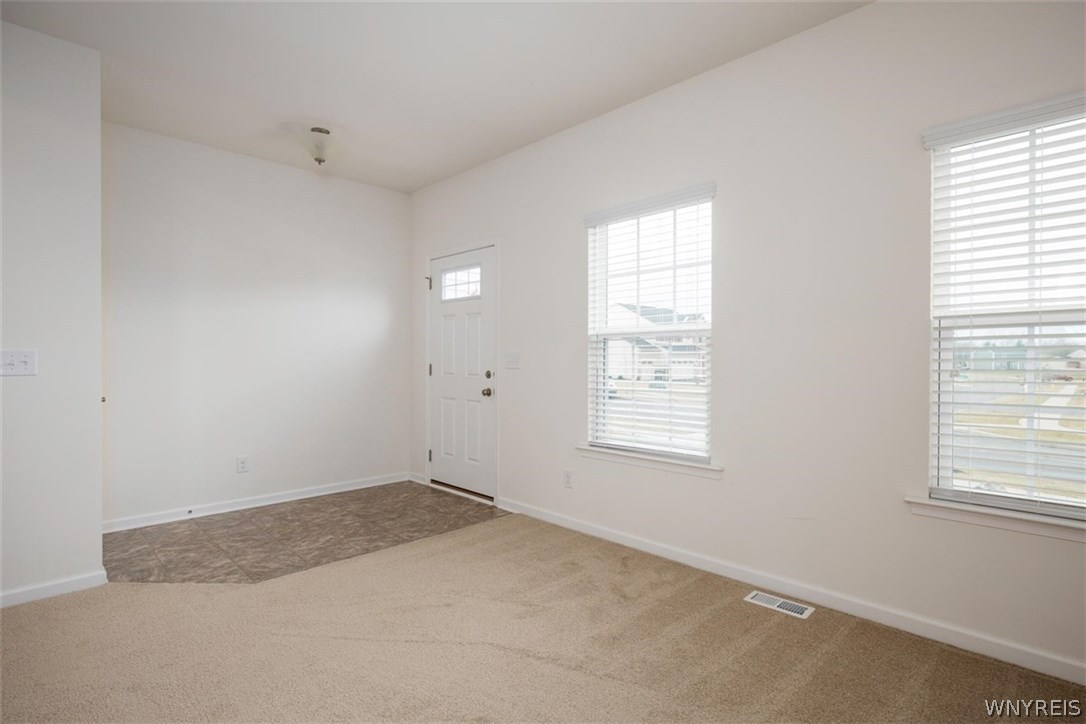 18 Middlebury Lane Lancaster, NY 14086 - Photo 3 of 20