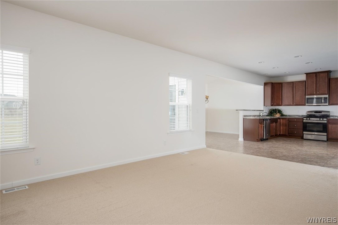 18 Middlebury Lane Lancaster, NY 14086 - Photo 5 of 20