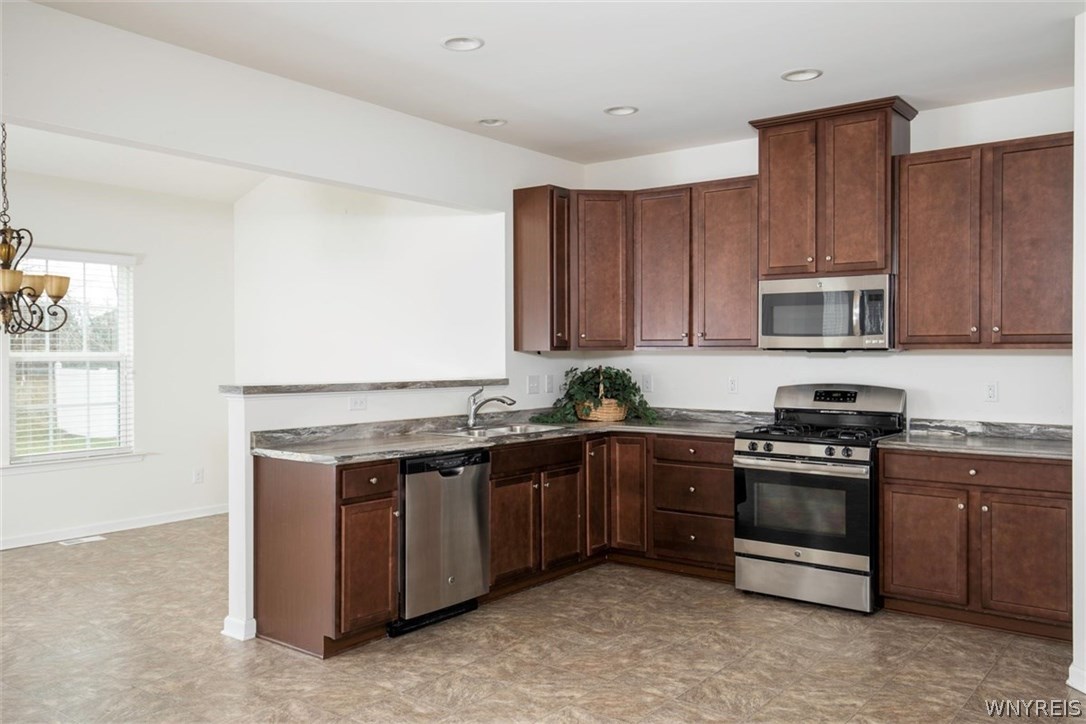 18 Middlebury Lane Lancaster, NY 14086 - Photo 6 of 20