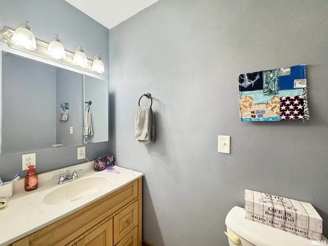 $180,000 | 24948 East Barker Drive, Canton, IL 61520