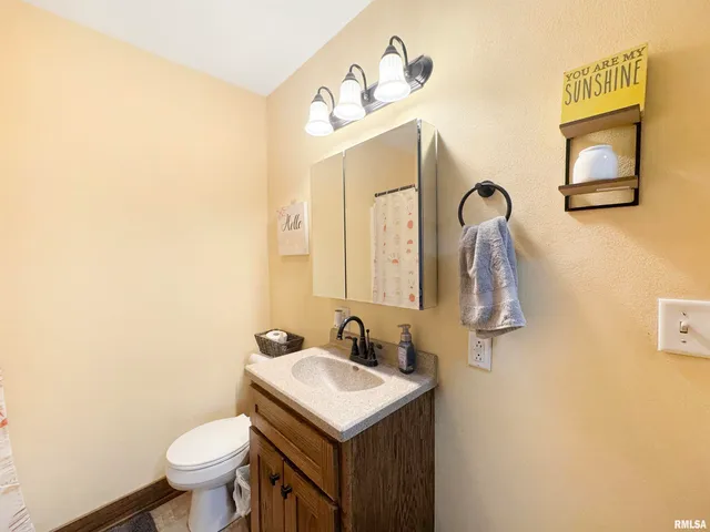 $180,000 | 24948 East Barker Drive, Canton, IL 61520