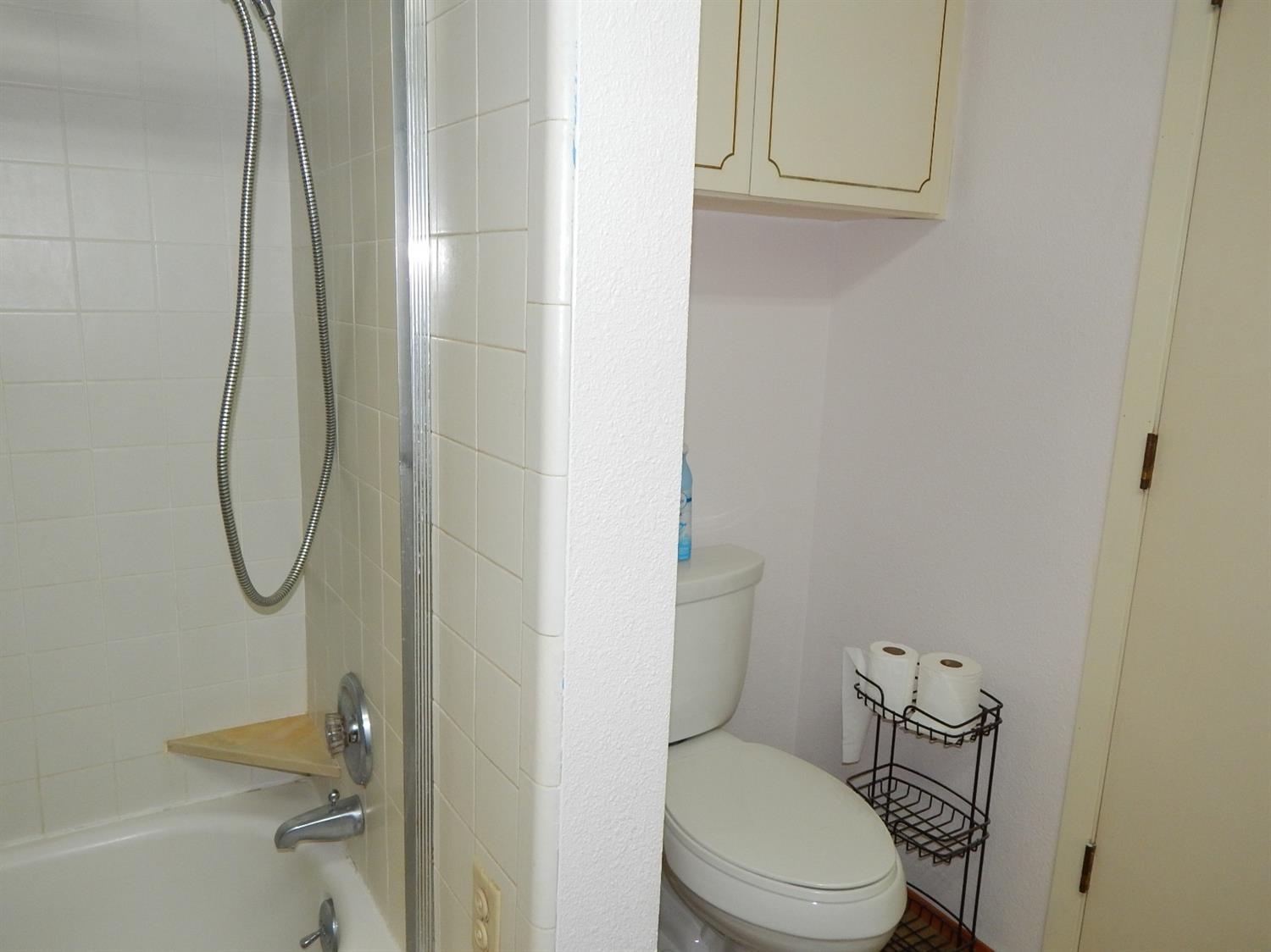 337 Red Blanket Road Prospect, OR 97536 - Photo 10 of 16 In this bathroom there is a full tub,