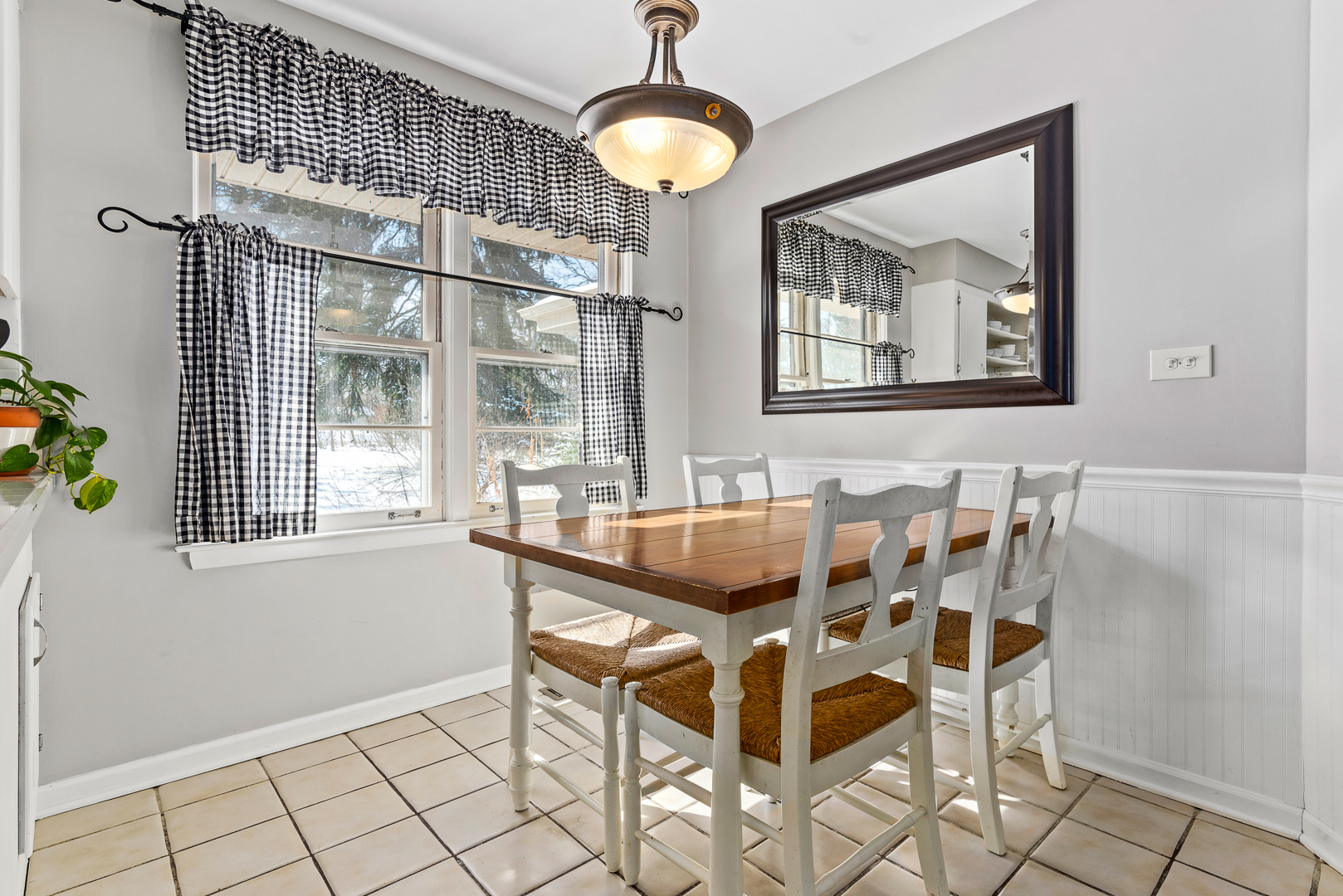 27W420 Manchester Road Winfield, IL 60190 - Photo 10 of 24 a view of a dining room with furniture and chandelier