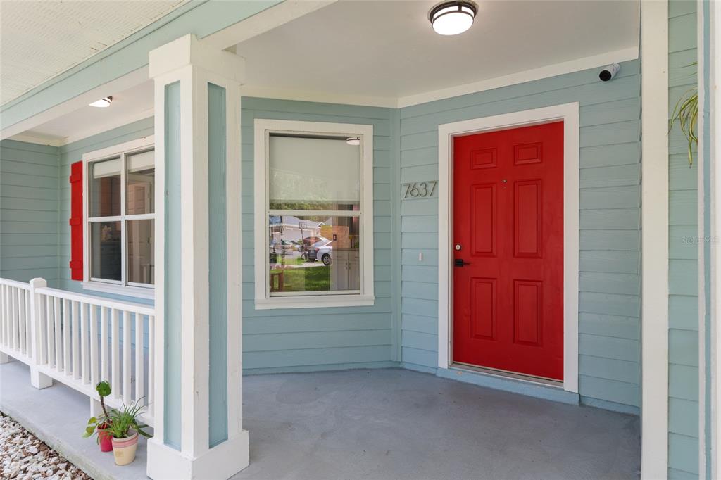 7637 Southwest 49th Place Gainesville, FL 32608 - Photo 3 of 47 an entryway with a workspace