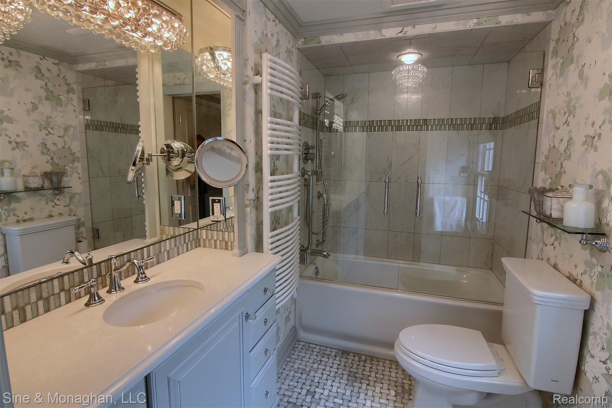 389 Merriweather Road Grosse Pointe, MI 48236 - Photo 21 of 33 23-Bathroom.jpg