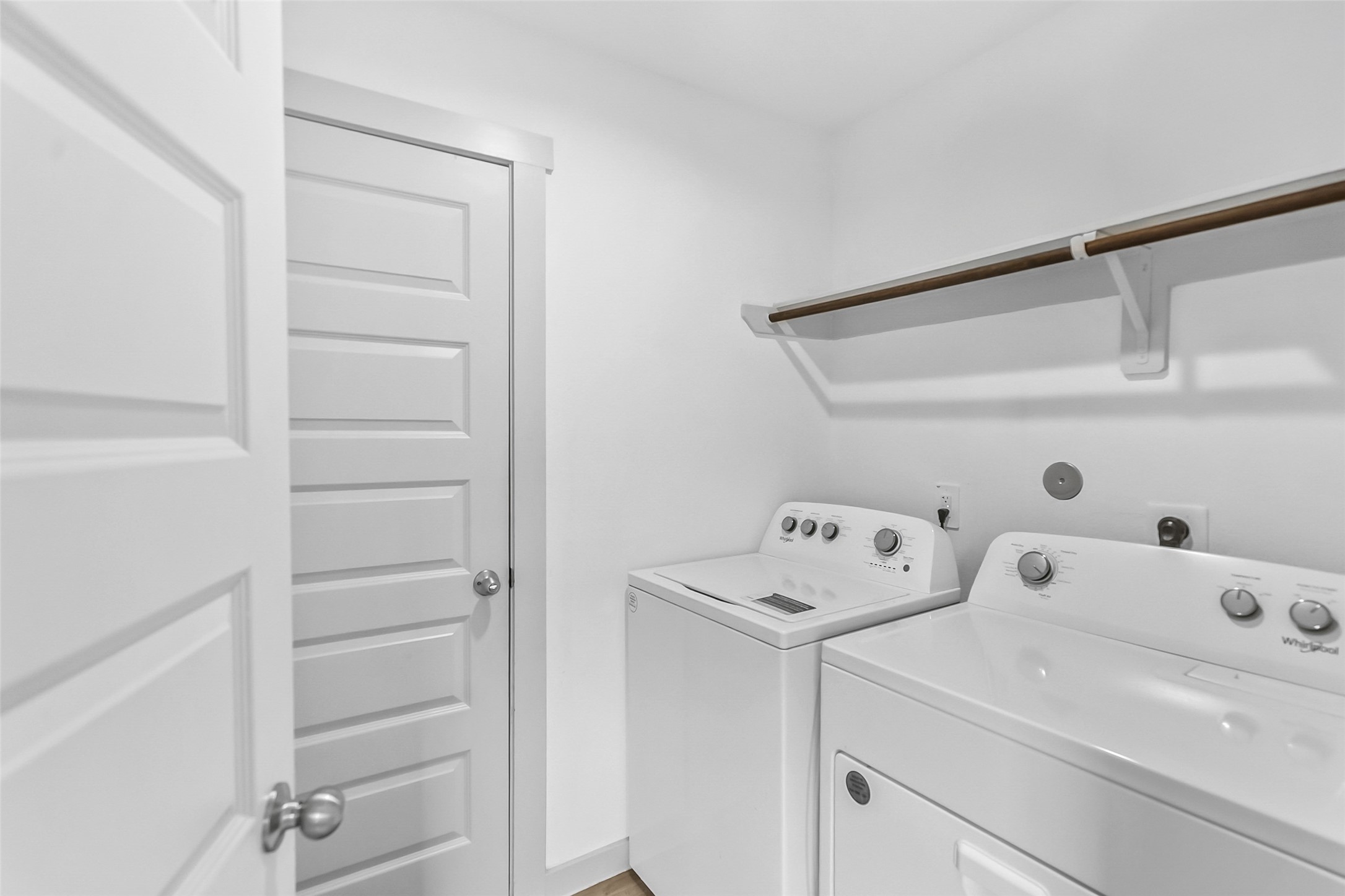 1514 Truckee River Drive Rosharon, TX 77583 - Photo 12 of 23 a utility room with dryer and washer