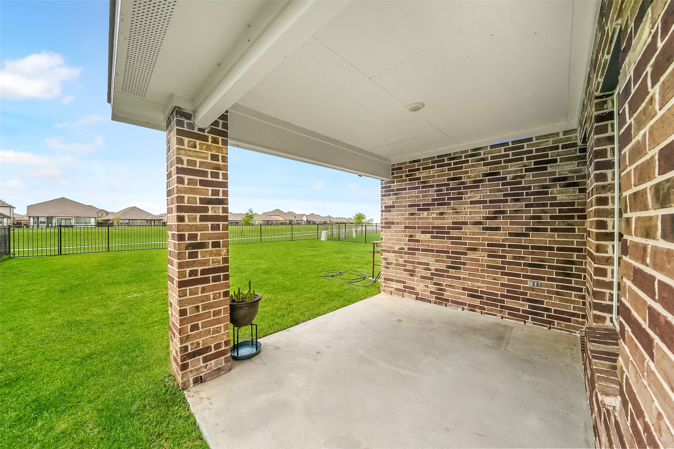 1514 Truckee River Drive Rosharon, TX 77583 - Photo 13 of 23 a view of outdoor space with garden