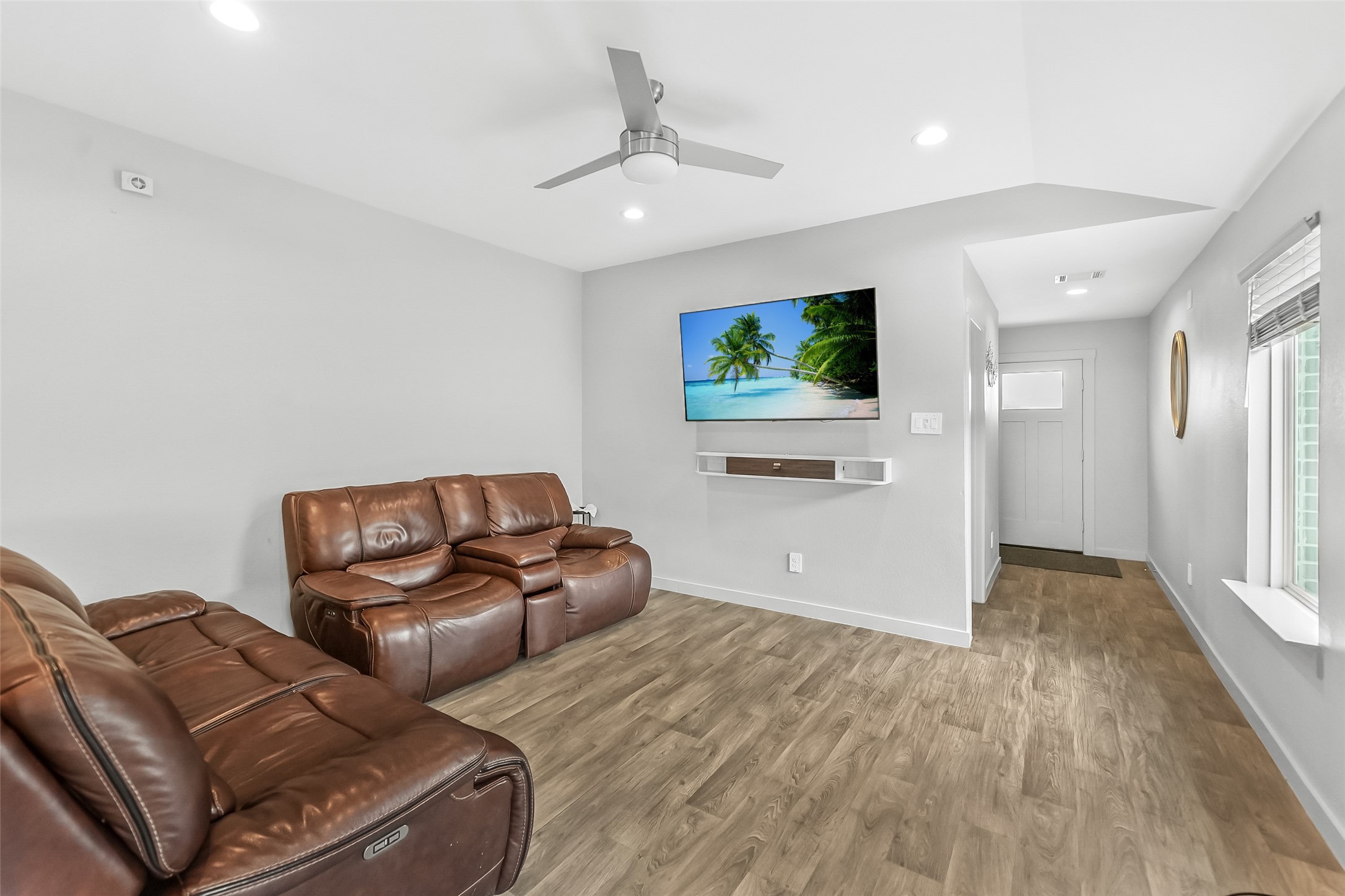 1514 Truckee River Drive Rosharon, TX 77583 - Photo 2 of 23 a living room with furniture and a flat screen tv
