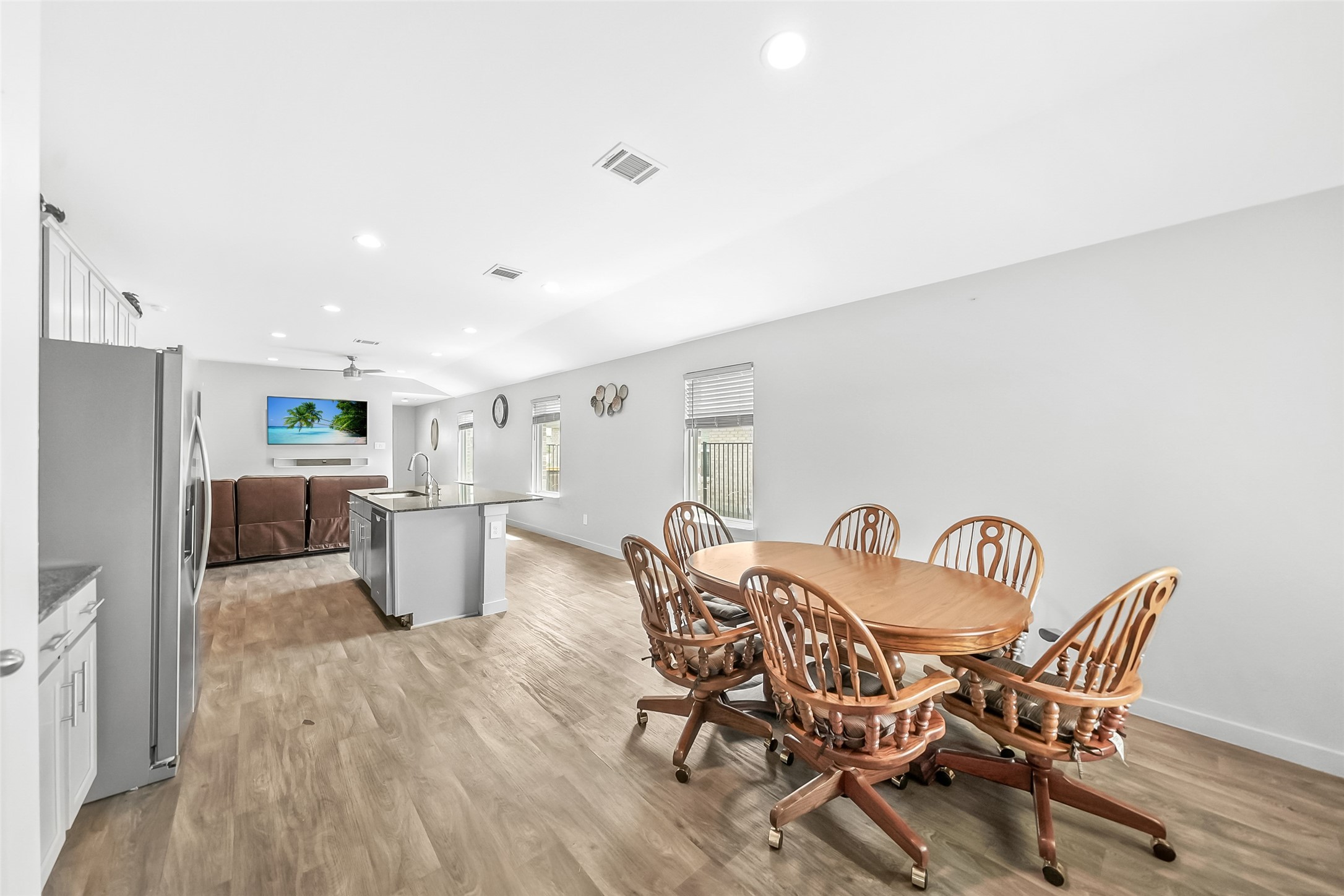 1514 Truckee River Drive Rosharon, TX 77583 - Photo 5 of 23 a view of a dining room with furniture and wooden floor