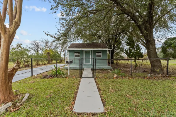 $1,300 | 25 2nd Avenue North, Texas City, TX 77590