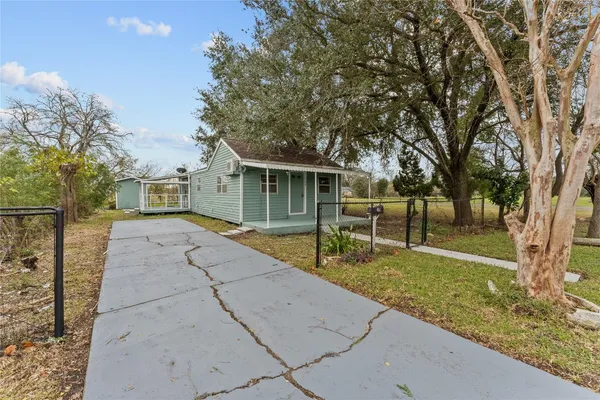 $1,200 | 25 2nd Avenue North, Texas City, TX 77590