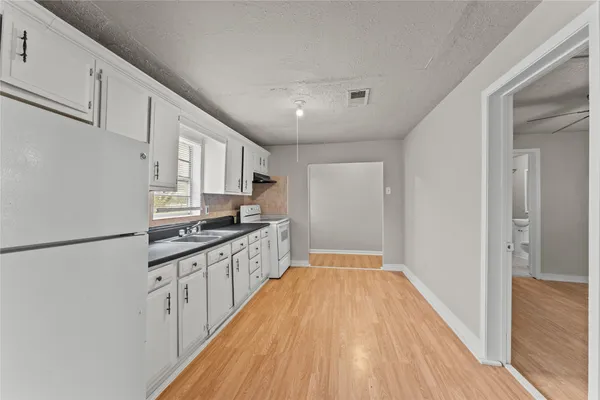 $1,300 | 25 2nd Avenue North, Texas City, TX 77590