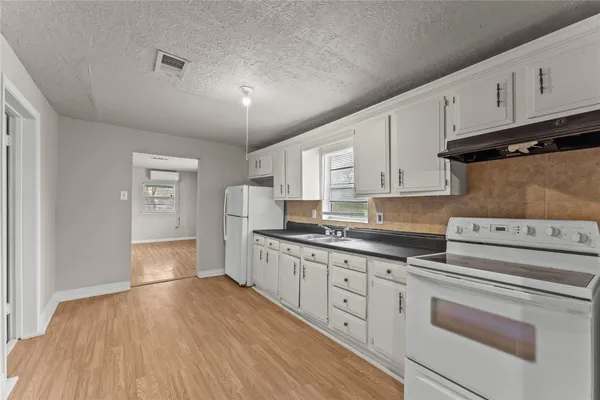 $1,300 | 25 2nd Avenue North, Texas City, TX 77590