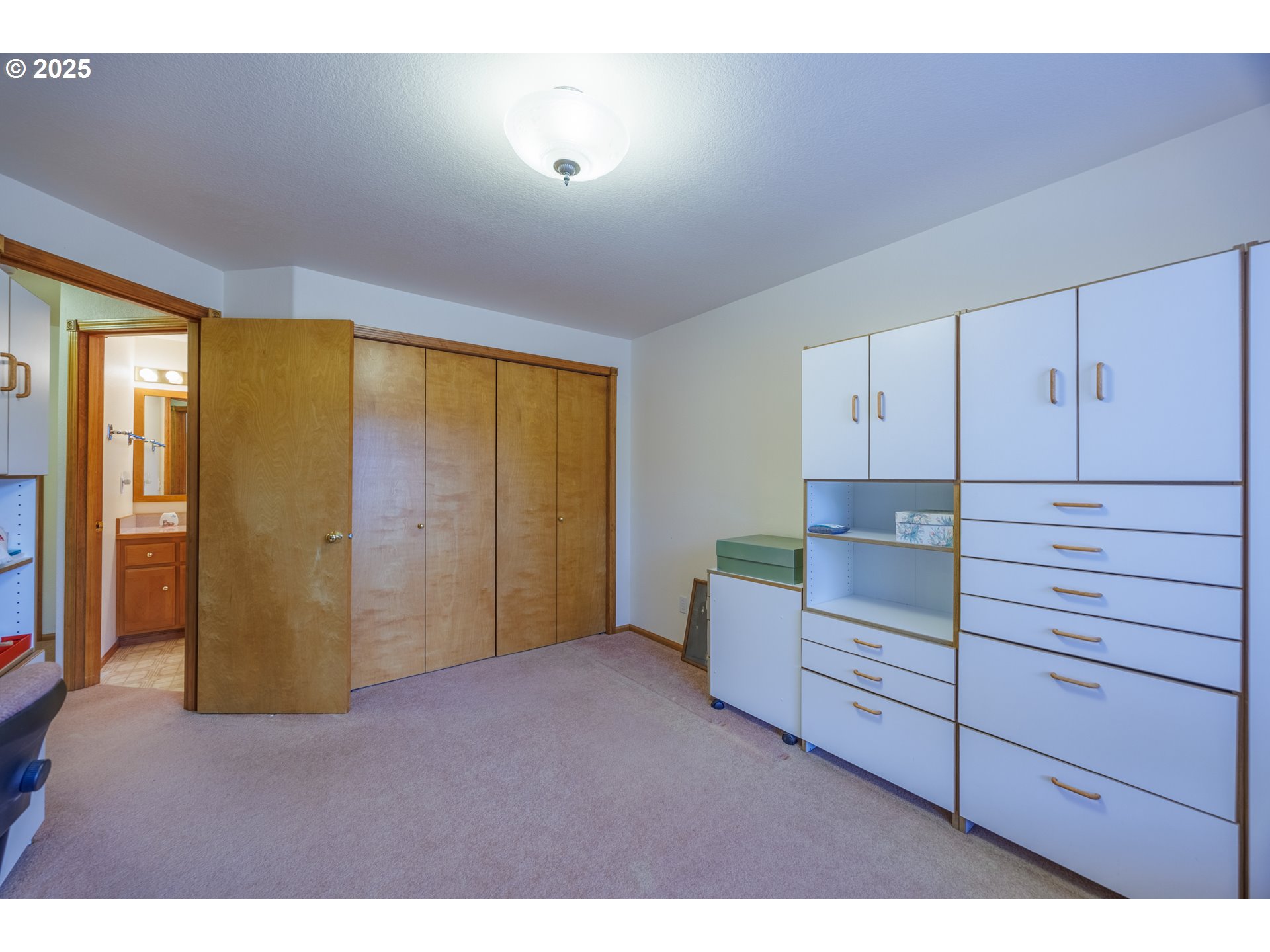 2184 13th Street Florence, OR 97439 - Photo 28 of 44 a view of room with cabinet
