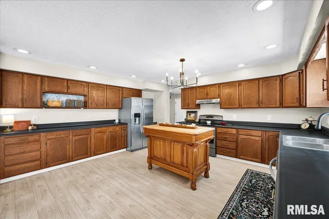 $349,900 | 753 Susan Drive, Knoxville, IL 61448