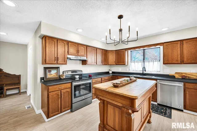 $349,900 | 753 Susan Drive, Knoxville, IL 61448