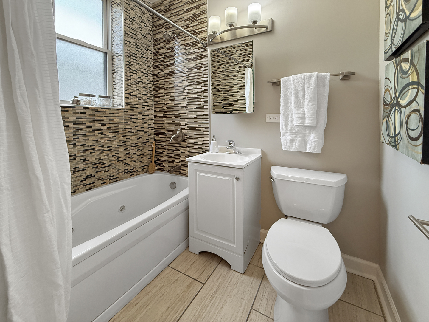 1325 West Addison Street, Unit 1A Chicago, IL 60613 - Photo 11 of 15 a bathroom with a toilet and a bathtub
