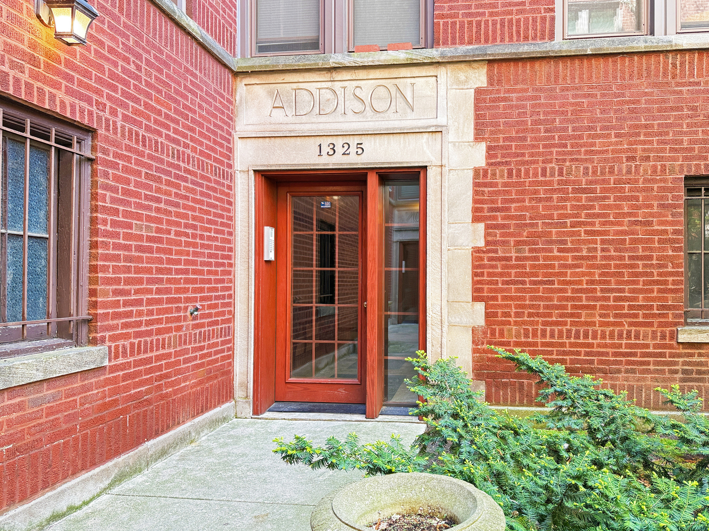 1325 West Addison Street, Unit 1A Chicago, IL 60613 - Photo 2 of 15 a front view of a building