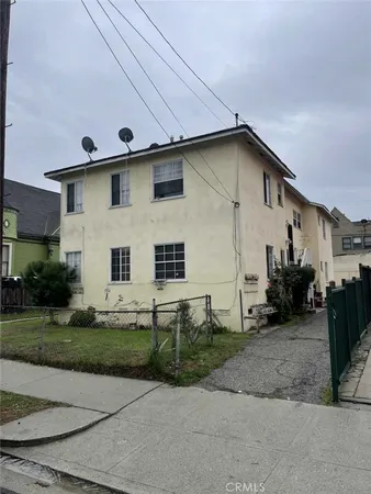 a view of a house with backyard