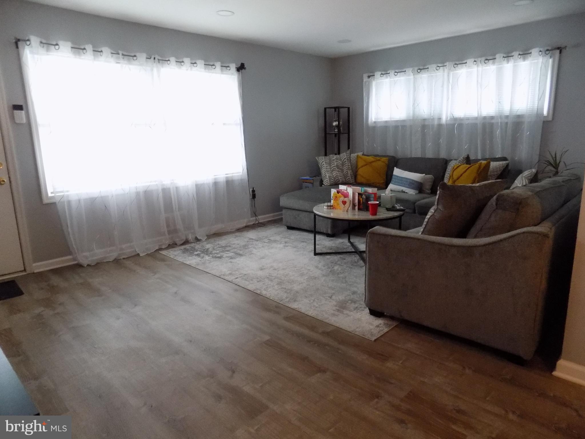 2431 Woodcroft Road Baltimore, MD 21234 - Photo 3 of 18 Living Room