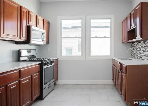 $2,500 | 52 Smith Street, Newark, NJ 07106
