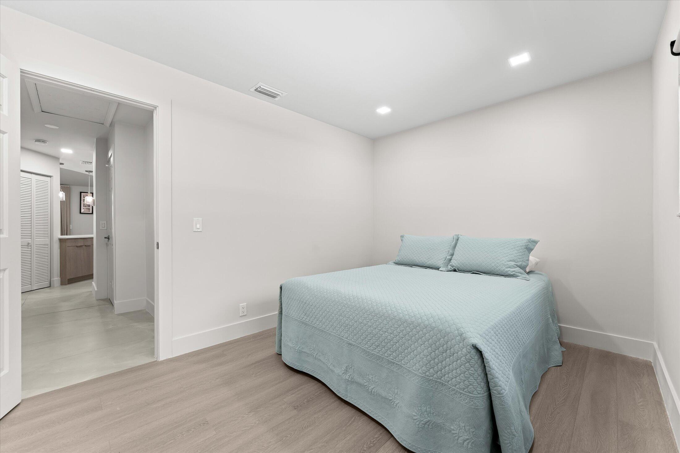 5521 Coach House Circle, Unit G Boca Raton, FL 33486 - Photo 23 of 32 Bedroom No. 2