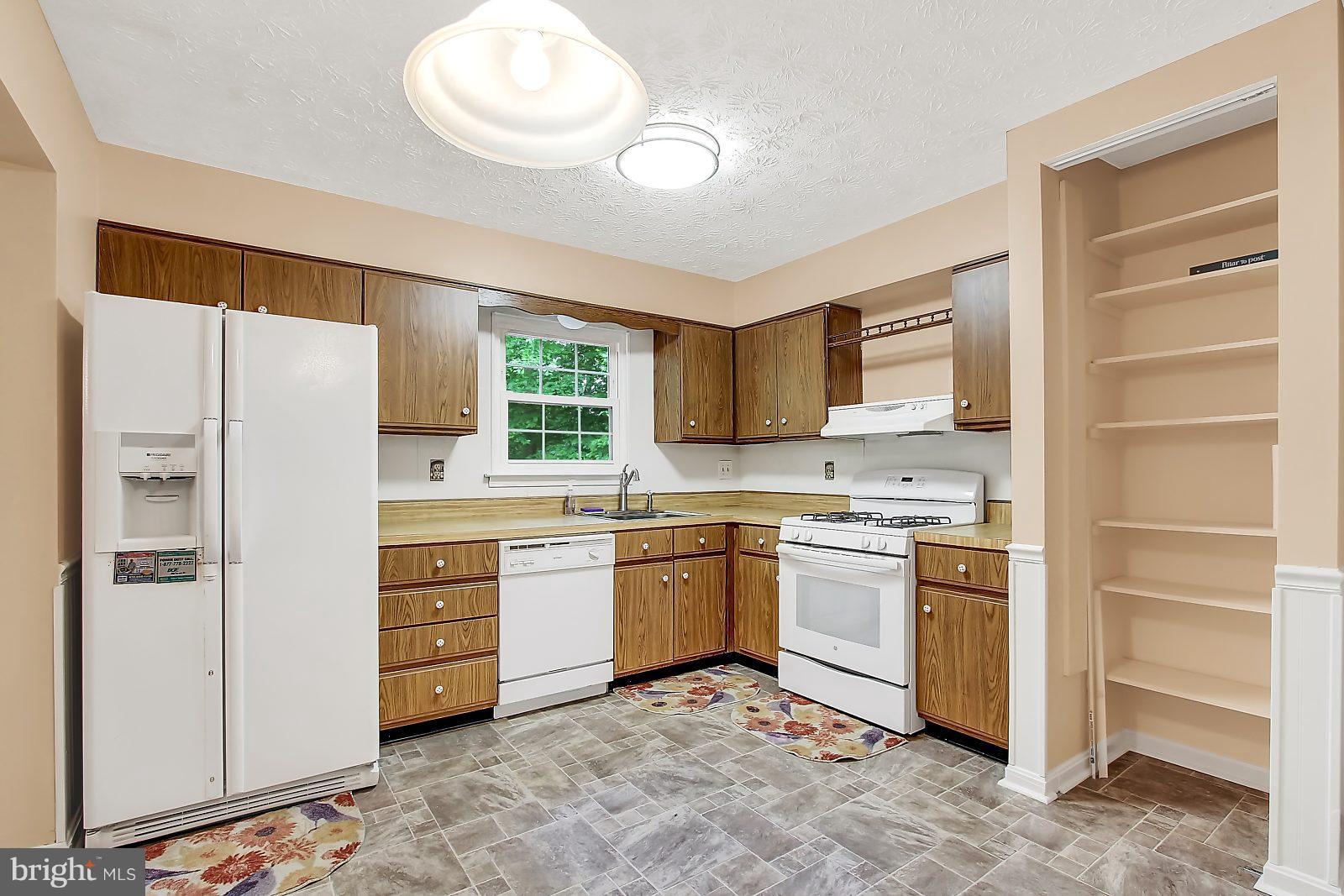 2724 Parallel Path Abingdon, MD 21009 - Photo 6 of 23 Kitchen...new pantry doors are on way!!
