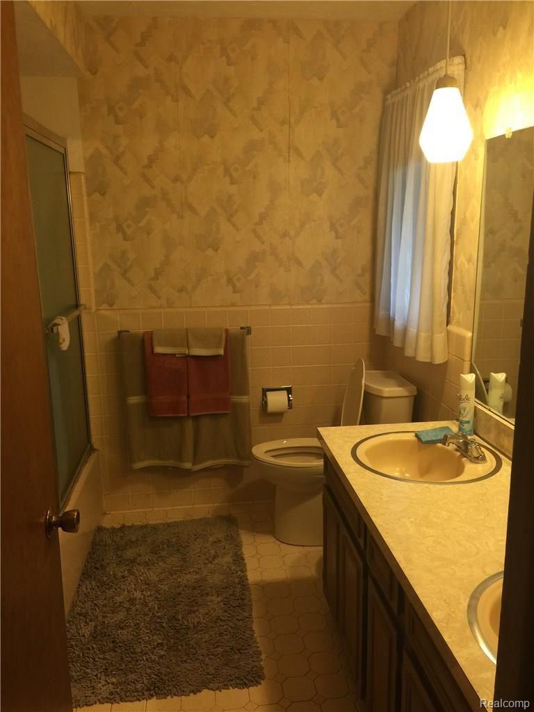 20955 Harvard Road Southfield, MI 48076 - Photo 9 of 16 harvard main bath.jpg
