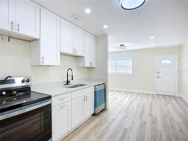 $2,950 | 4513 West Gray Street, Tampa, FL 33609