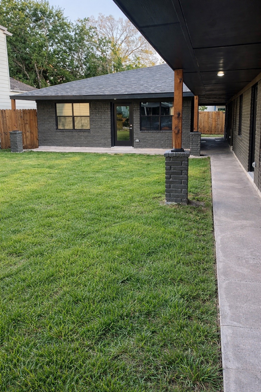 618 East 40th Street, Unit 5 Houston, TX 77022 - Photo 15 of 16 a house with garden in front of it