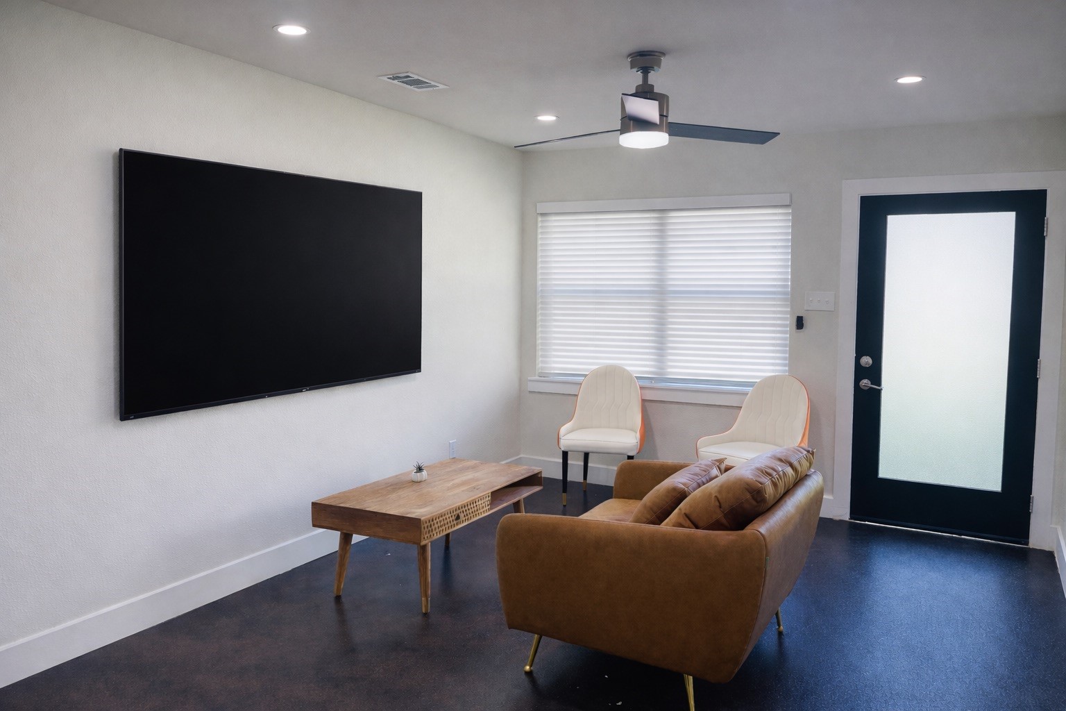 618 East 40th Street, Unit 5 Houston, TX 77022 - Photo 2 of 16 a living room with furniture and a flat screen tv