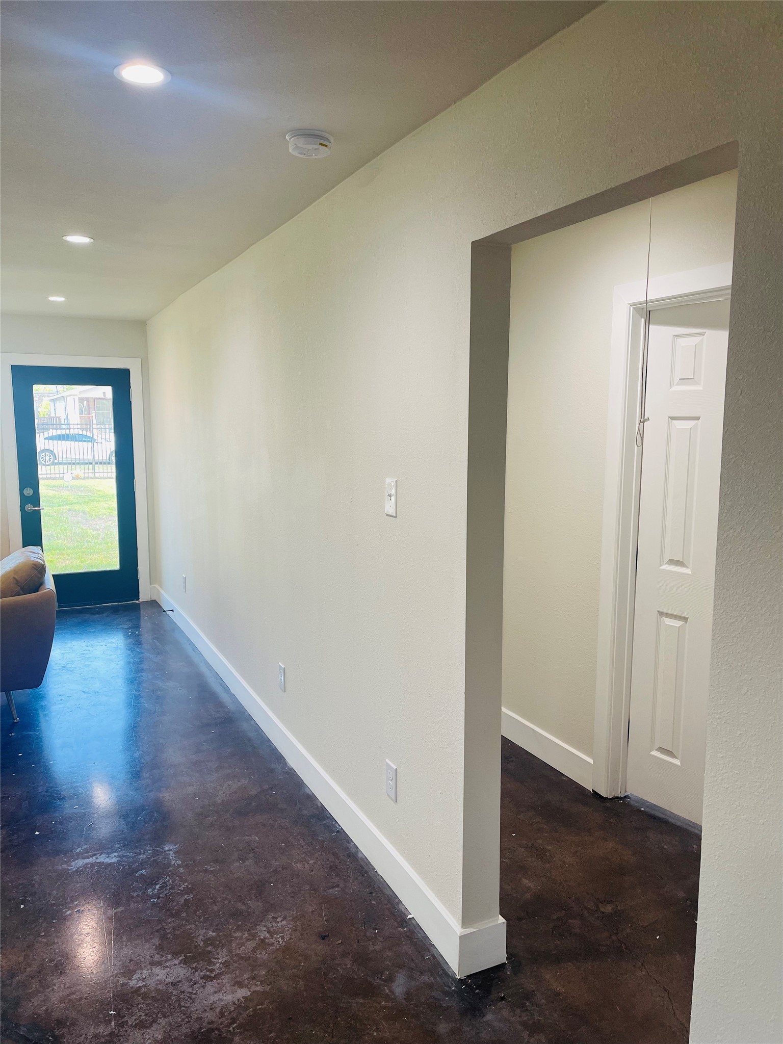 618 East 40th Street, Unit 5 Houston, TX 77022 - Photo 3 of 16 an empty room with wooden floor and windows