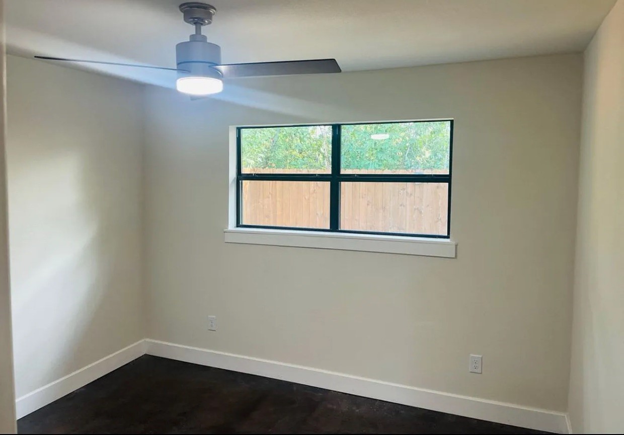 618 East 40th Street, Unit 5 Houston, TX 77022 - Photo 7 of 16 an empty room with a window