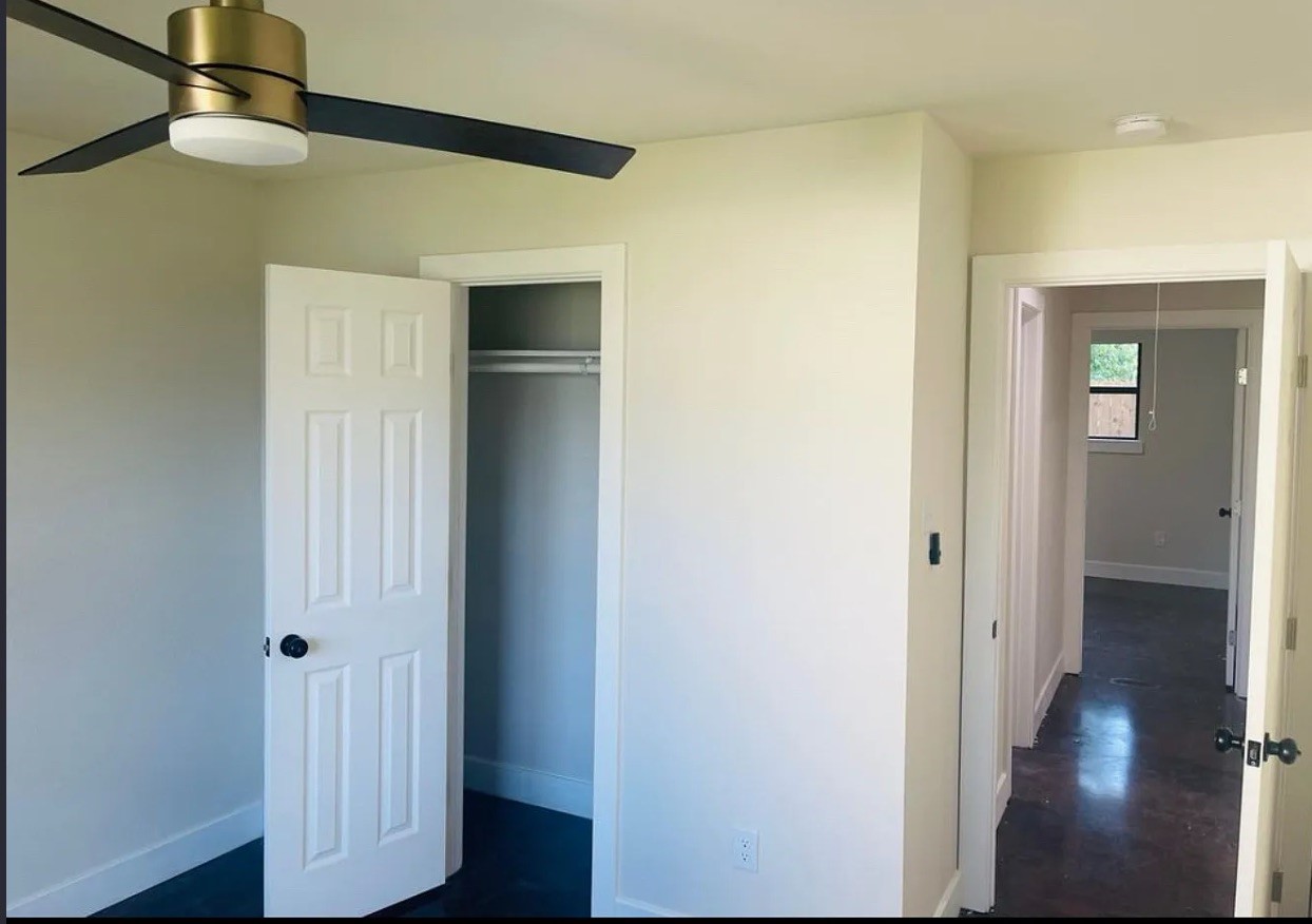 618 East 40th Street, Unit 5 Houston, TX 77022 - Photo 9 of 16 a view of a hallway with wooden floor