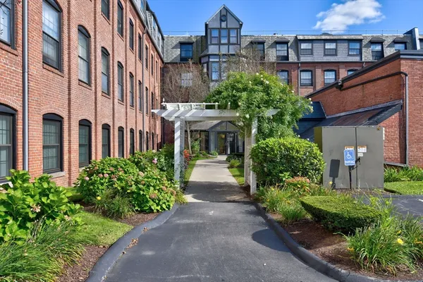 $2,400 | 21 Linden Street, Unit 212, Quincy, MA 02170