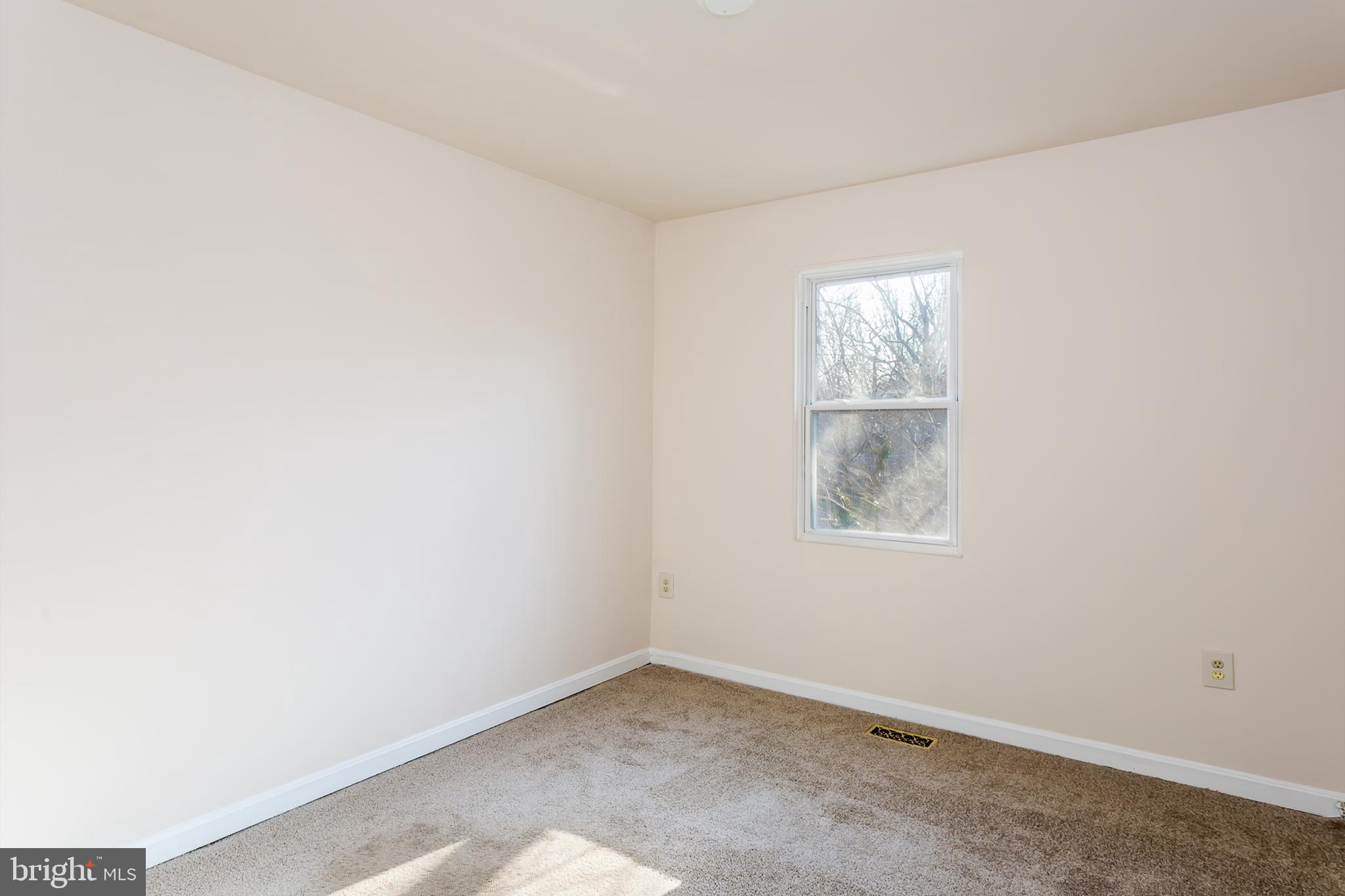 33 Kinsman View Circle Silver Spring, MD 20901 - Photo 13 of 26 an empty room with a window