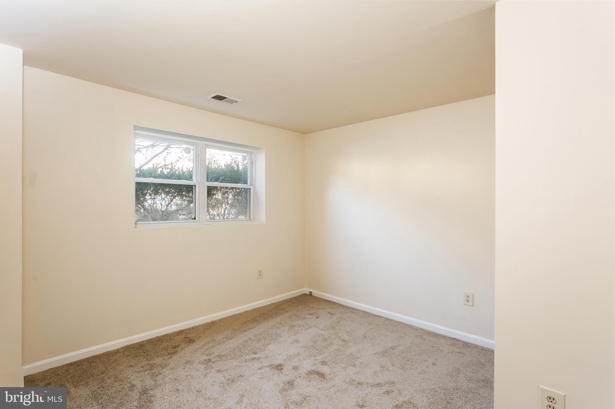 33 Kinsman View Circle Silver Spring, MD 20901 - Photo 18 of 26 an empty room with windows