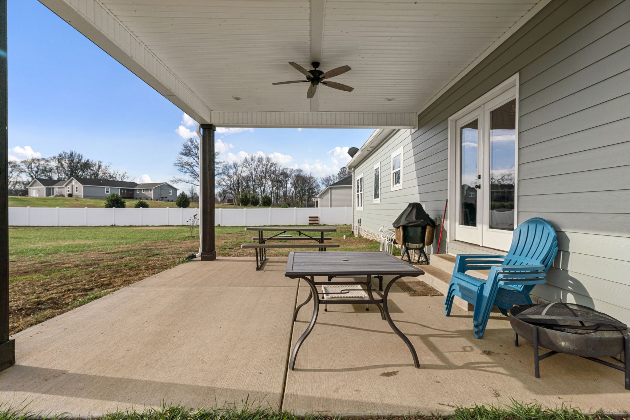 2086 Beverly Court Springfield, TN 37172 - Photo 30 of 39 a sitting area with furniture and garden