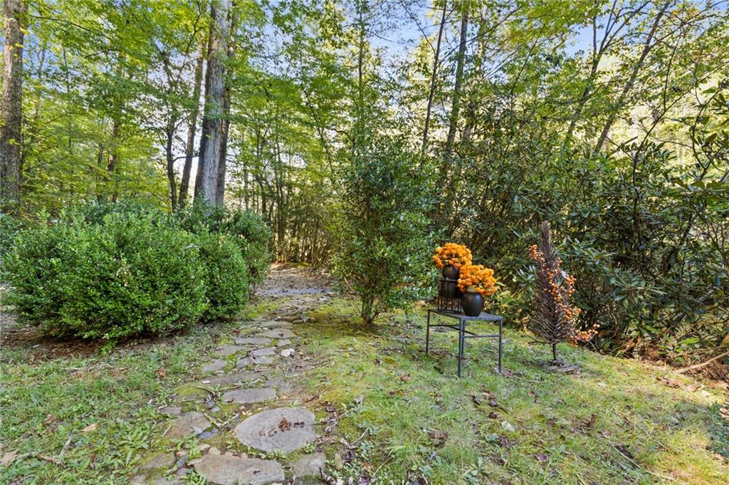 129 Old Bend Road Blue Ridge, GA 30513 - Photo 34 of 44 a backyard of a house with table and chairs