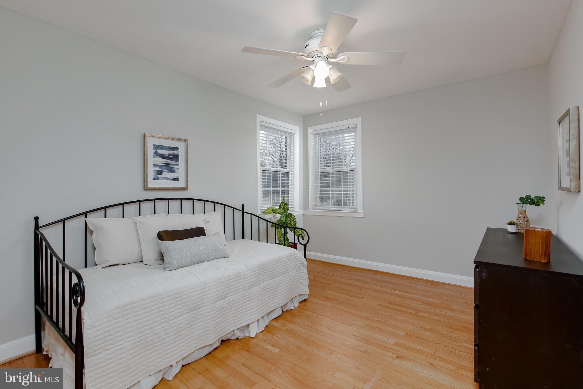 225 Blenheim Road Baltimore, MD 21212 - Photo 19 of 40 Second bedroom with corner windows