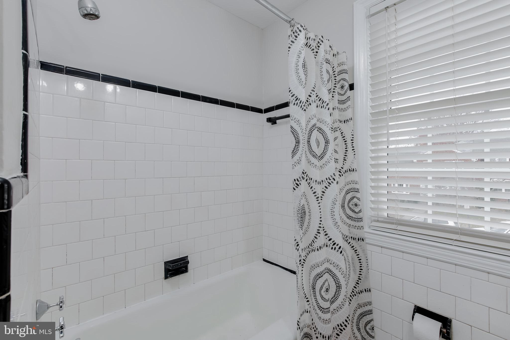 225 Blenheim Road Baltimore, MD 21212 - Photo 23 of 40 Upper bathroom