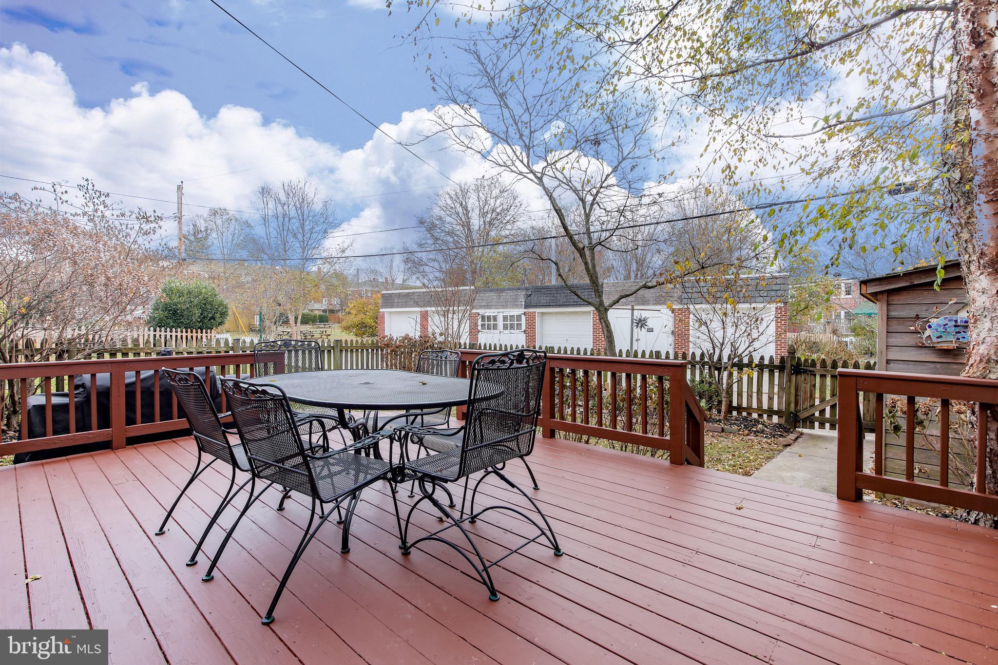 225 Blenheim Road Baltimore, MD 21212 - Photo 33 of 40 Newly stained deck