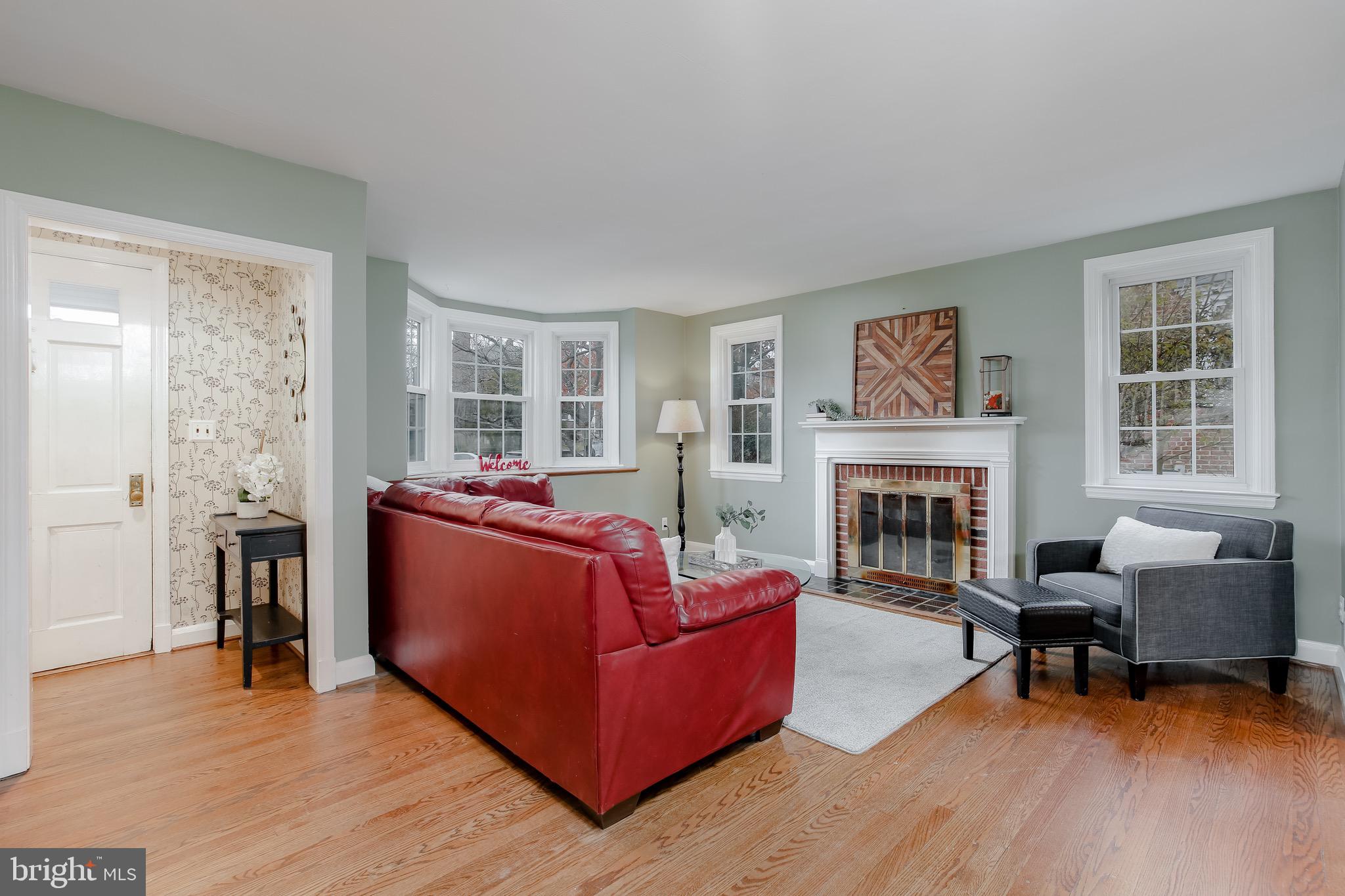 225 Blenheim Road Baltimore, MD 21212 - Photo 5 of 40 Living room w/bay window & wood-burning fireplace
