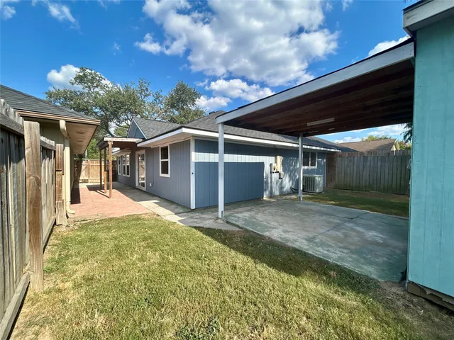 a view of a house with backyard