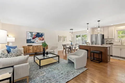 $519,000 | 815 Jenkisson Avenue, Lake Bluff, IL 60044