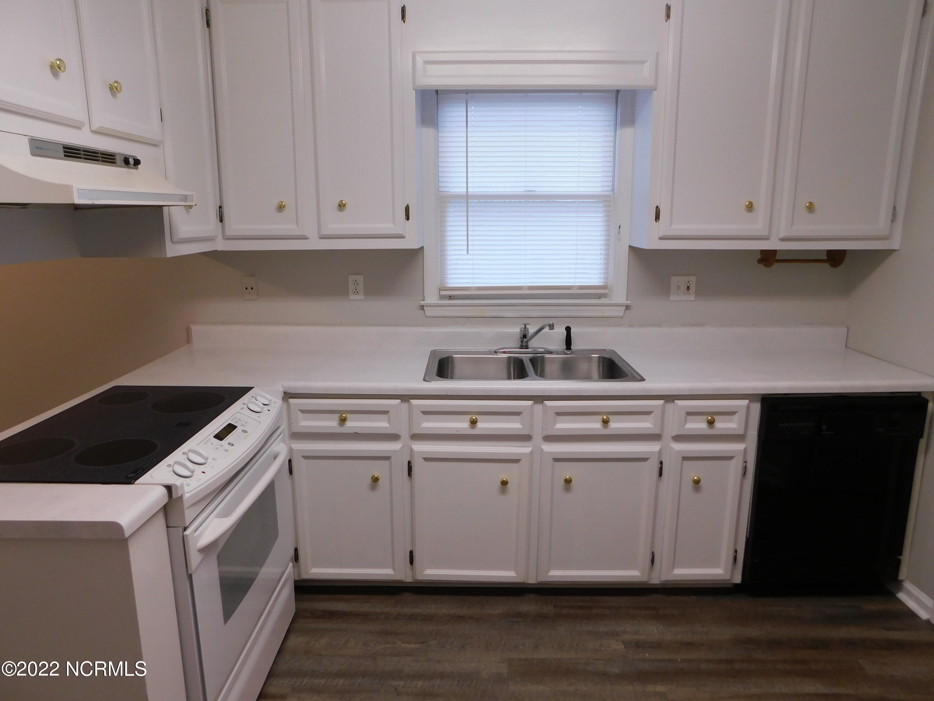 811 Outlaw Road Dudley, NC 28333 - Photo 10 of 27 Kitchen View