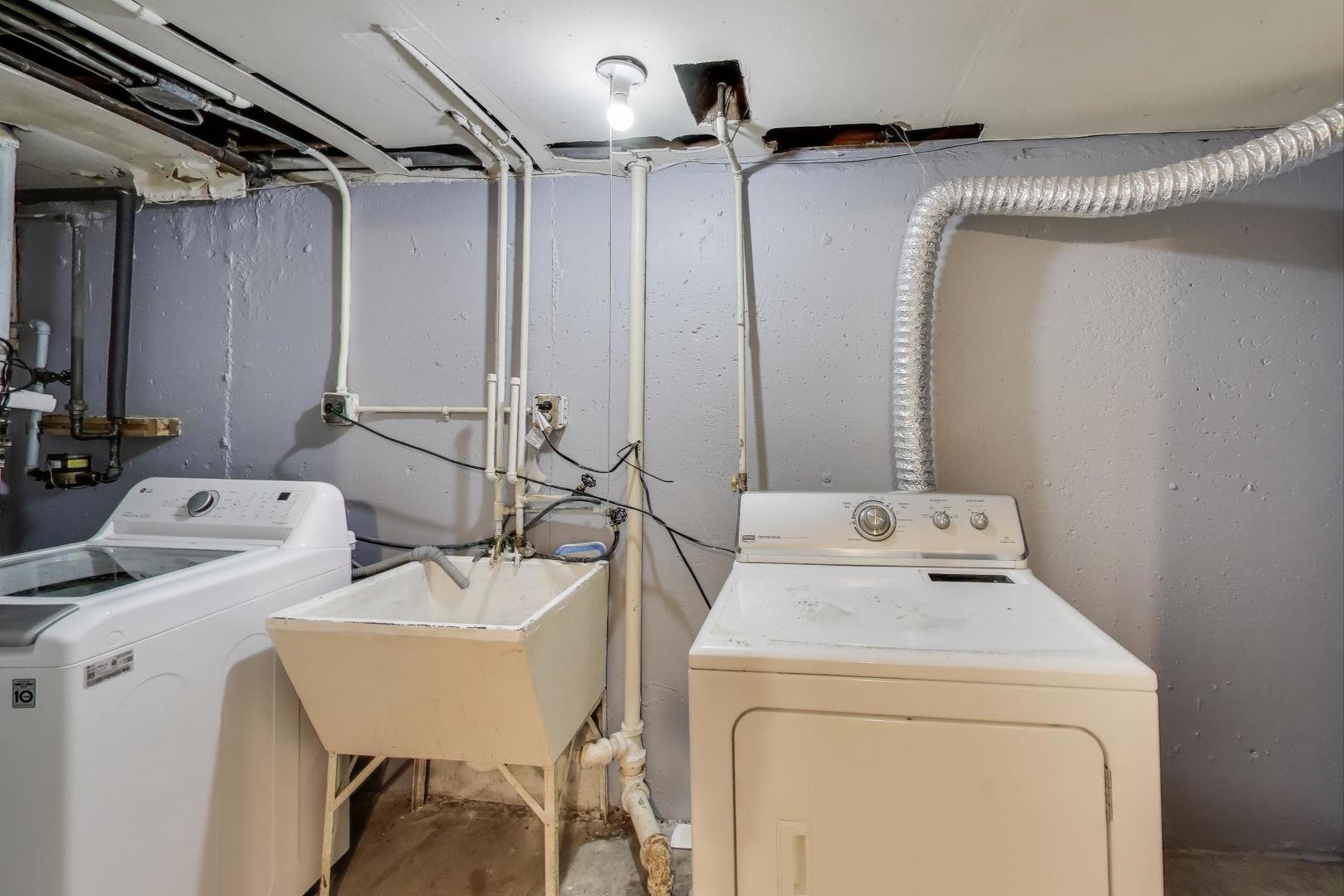 9454 Potter Road Des Plaines, IL 60016 - Photo 23 of 33 a utility room with dryer and washer