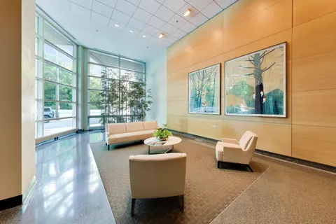 $339,000 | 1570 Elmwood Avenue, Unit 909, Evanston, IL 60201