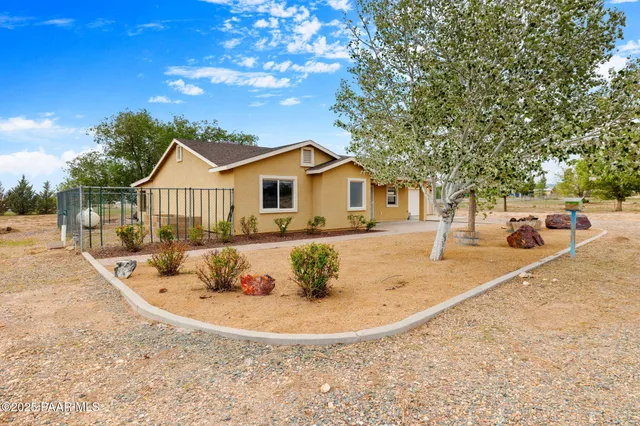 a view of a house with outdoor space