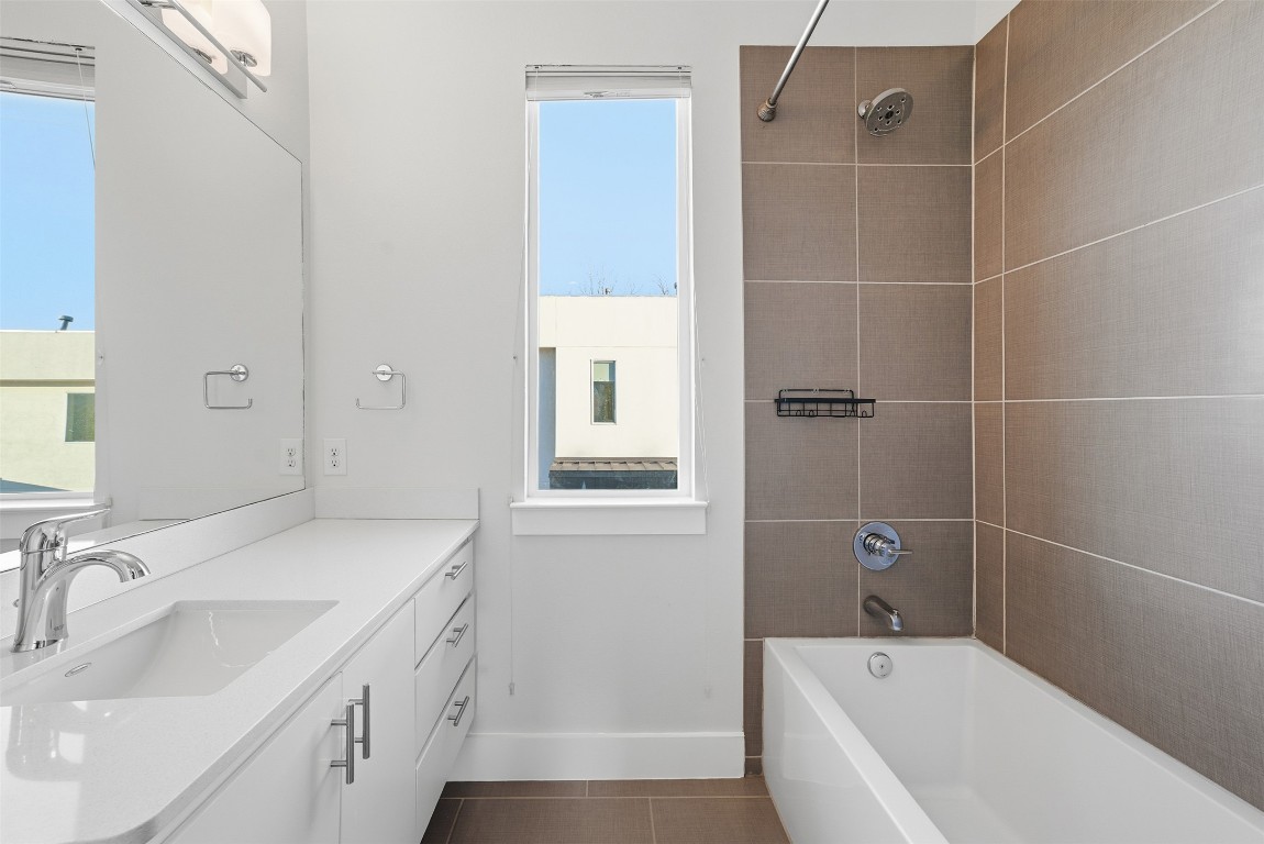 1801 East 2nd Street, Unit 2 Austin, TX 78702 - Photo 24 of 34 Secondary full bathroom.